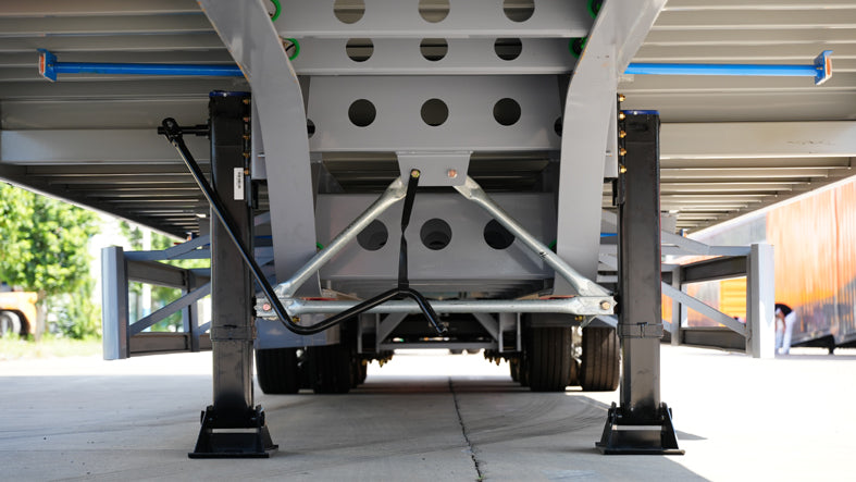 Box type transport semi-trailer