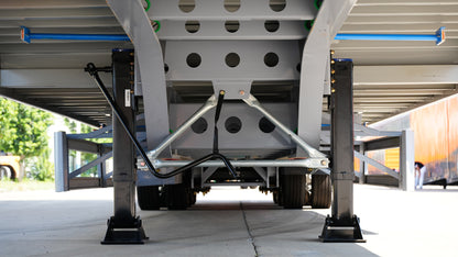 Box type transport semi-trailer