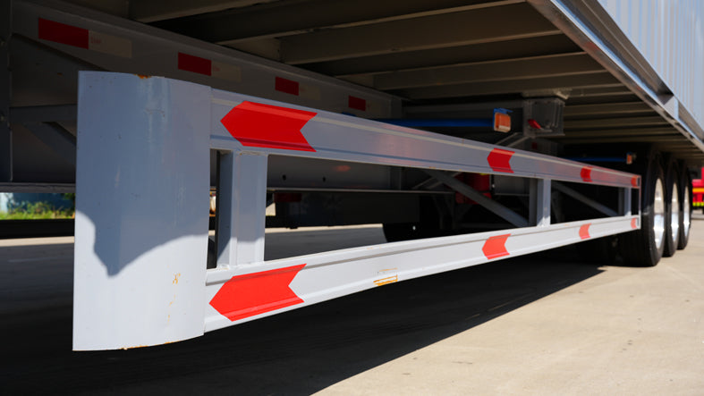 Box type transport semi-trailer