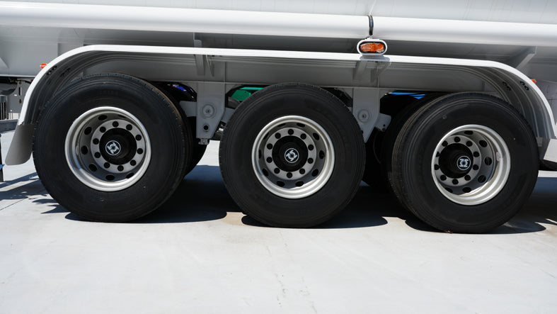 Flammable liquid tank transport semi-trailer