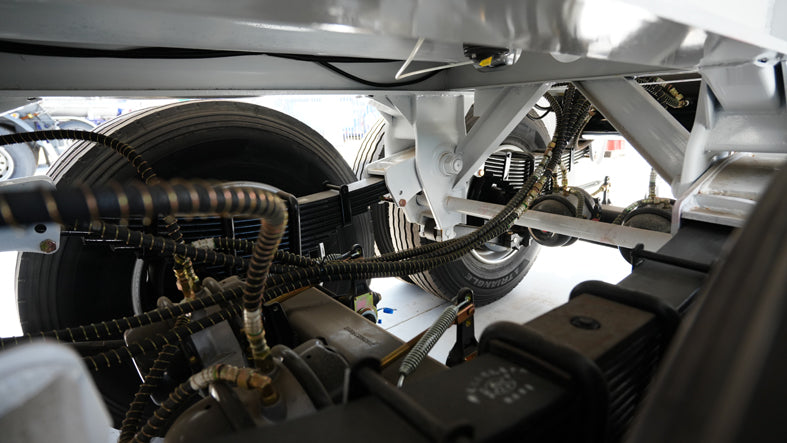 Flammable liquid tank transport semi-trailer