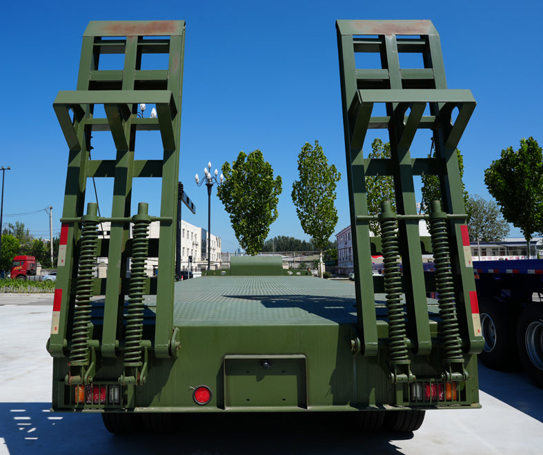 Heavy duty low flatbed transport semi-trailer