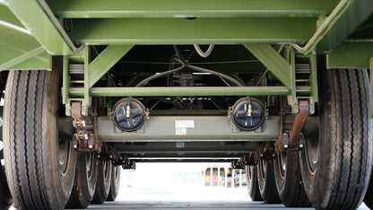 Heavy duty low flatbed transport semi-trailer