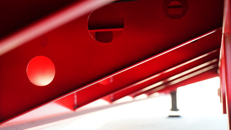 Heavy duty low flatbed transport semi-trailer