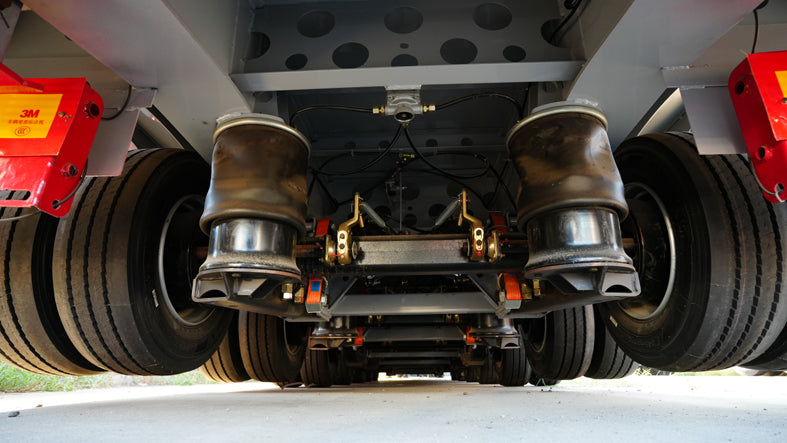 Heavy duty low flatbed transport semi-trailer