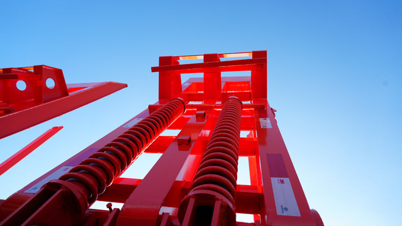 Heavy duty low flatbed transport semi-trailer